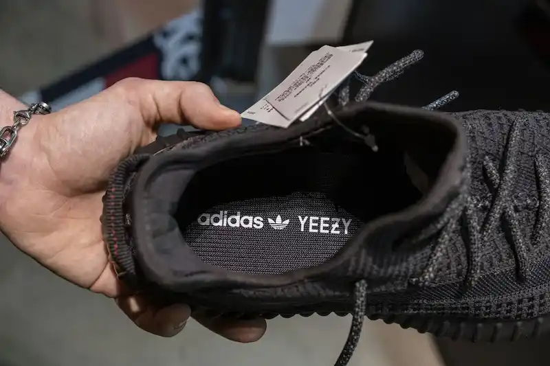 Adidas, Sınırlı Üretim Yeezy Spor Ayakkabılarının Başarılı Satışından Sonra Daha Küçük Kayıplar Bekliyor
