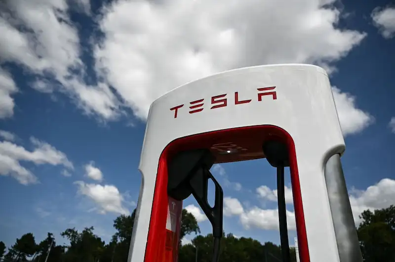 Tesla bada rynki międzynarodowe, aby kontynuować ekspansję podczas szczytu sprzedaży w USA