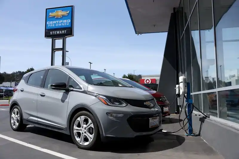 La Chevy Bolt EV risorta emerge forte mentre GM svela il modello di nuova generazione