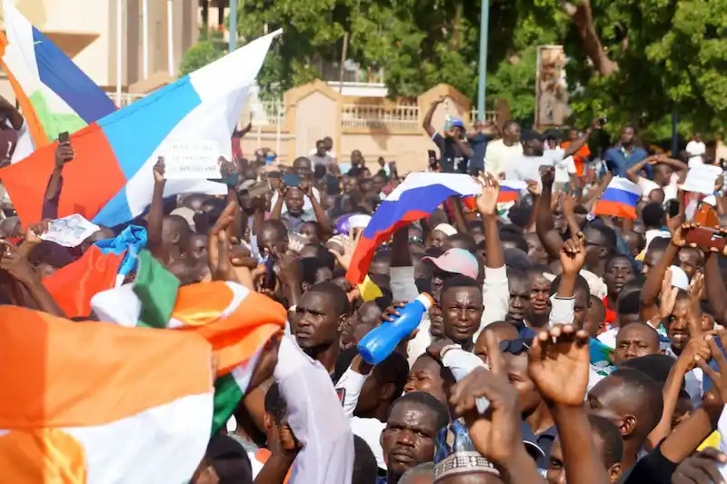 Il rally del Niger sostiene il colpo di stato mentre il blocco regionale impone sanzioni alla giunta