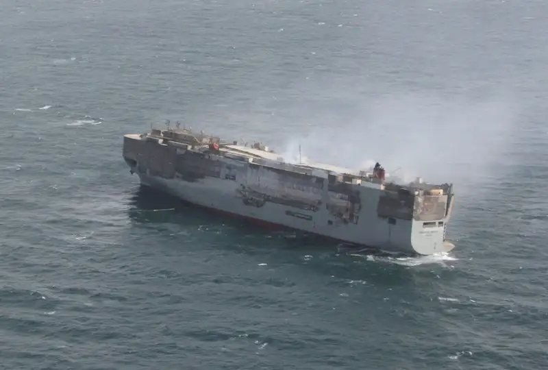 Barco car-carrier en llamas reubicado de forma segura frente a la costa holandesa