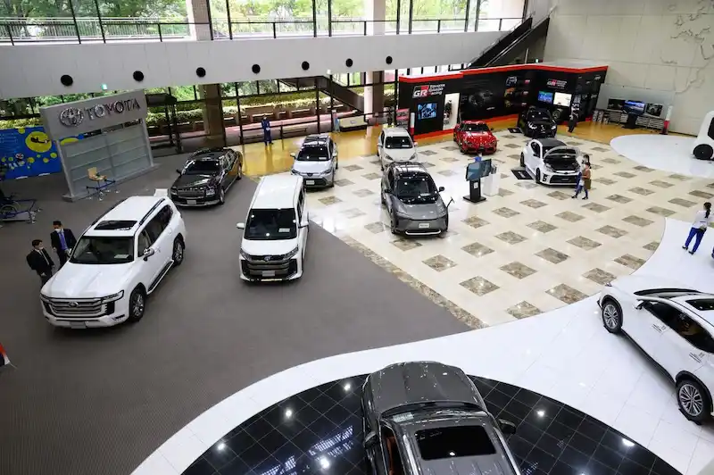I profitti del secondo trimestre di Toyota hanno superato le aspettative, spingendo le azioni a livelli record