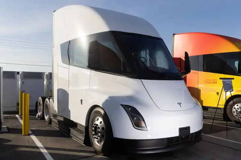 Tesla plant den Aufbau eines speziellen Ladenetzwerks für Sattelschlepper entlang der Route Texas-Kalifornien