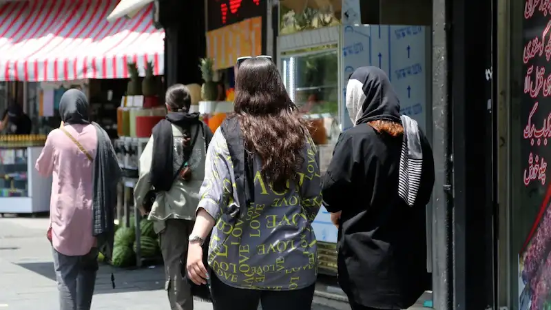 Iran führt strenges neues Hijab-Gesetz ein: harte Strafen, KI-Überwachung und hartes Vorgehen gegen Influencer. 