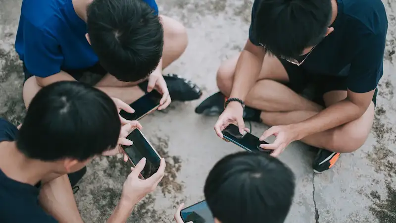 La Cina mira a limitare i minori a un massimo di due ore di utilizzo del telefono al giorno