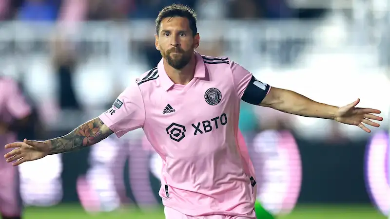 Lionel Messi segna una doppietta mentre l'Inter Miami trionfa nella vittoria della Coppa di Lega