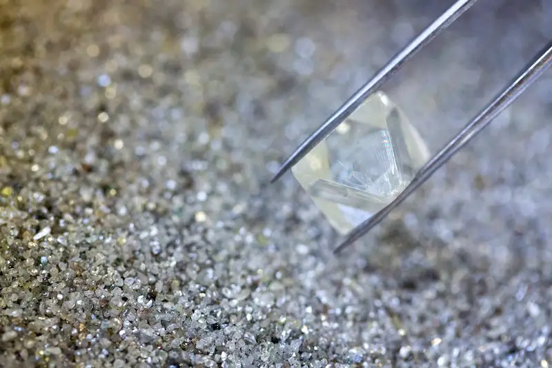 Zimbabwe Reportedly Stores 300,000 Carats of Diamonds