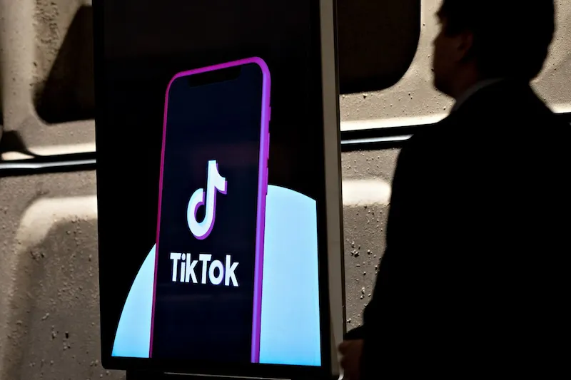 الضجة المفاجئة للأشخاص الذين يتصرفون كروبوتات على TikTok ترفع آفاق البيع بالتجزئة الأمريكية