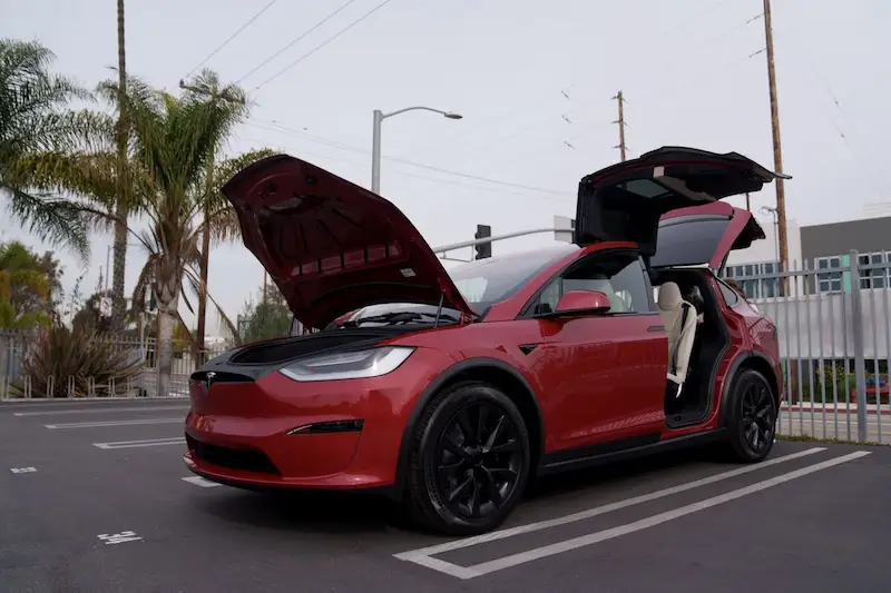 Tesla wprowadza niedrogie modele S i X, obniżając ceny o 10 000 USD