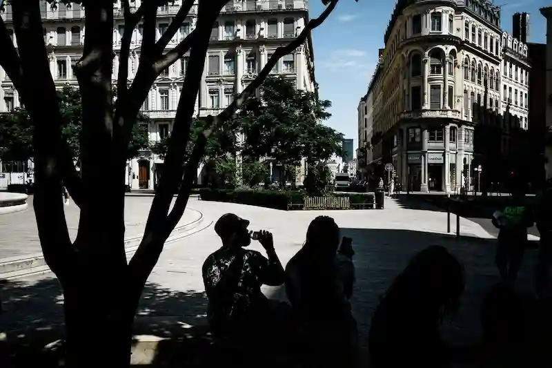 Fala upałów uderza w Europę, ponieważ niektórym francuskim mieszkańcom zalecono pozostanie w pomieszczeniach