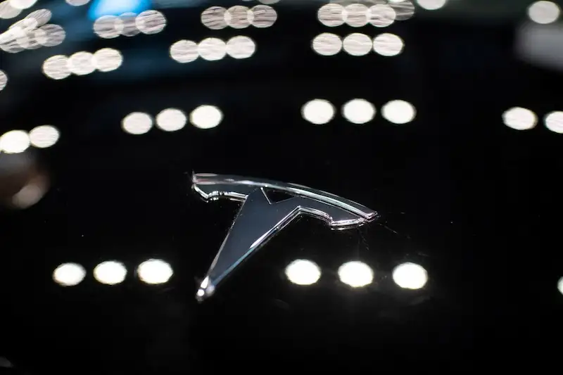 Tesla continua ad abbassare i prezzi nonostante l'alleggerimento della pressione sui tassi di interesse