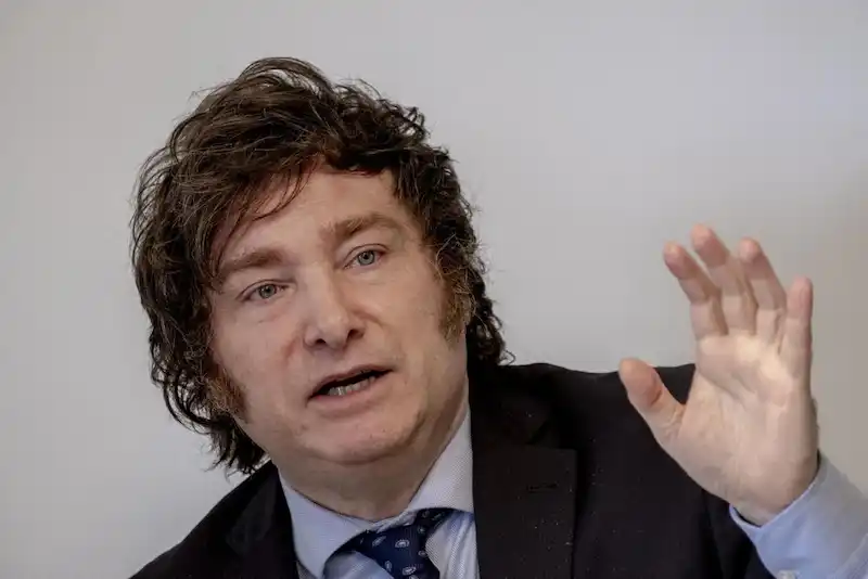 Milei giura di salvare l'Argentina con il progresso dell'economia libertaria