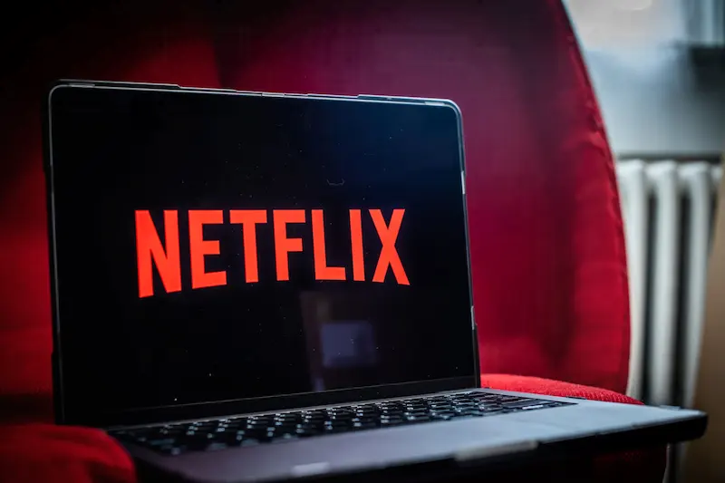 Netflix vê aumento no crescimento de usuários nos EUA, apesar da recente repressão ao compartilhamento de senhas. 