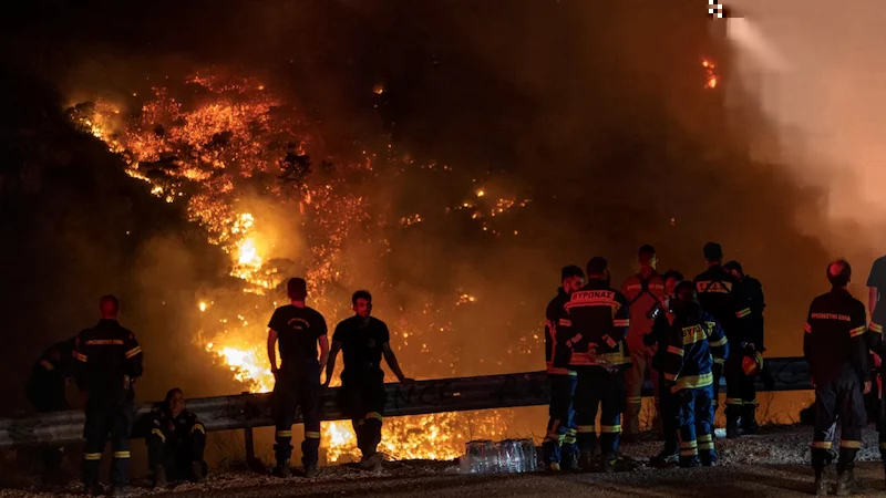 Inmitten verheerender Waldbrände in Griechenland kämpfen wir einen aussichtslosen Kampf um den Erhalt der Lunge Athens