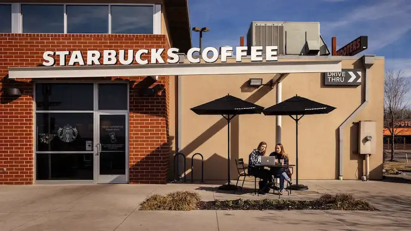 Entschlüsselung der geheimen Kaffee-Bestellsprache von Starbucks: Warum sagen wir groß statt klein
