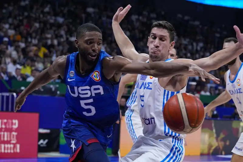 De VS gaan naar de tweede ronde met dominante overwinning tegen Griekenland op het WK basketbal