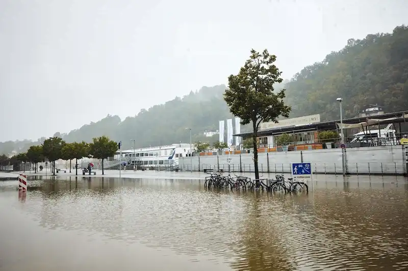 Ola de calor azota Europa del este mientras tormentas se agitan en el oeste