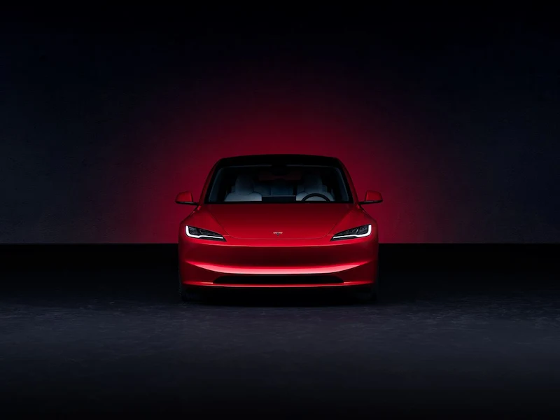 Tesla rivela il modello 3 aggiornato e taglia i prezzi delle auto di fascia alta