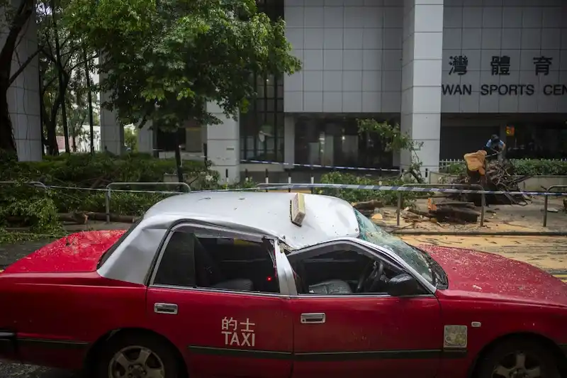 Hong Kong si riprende dopo la partenza del tifone Saola