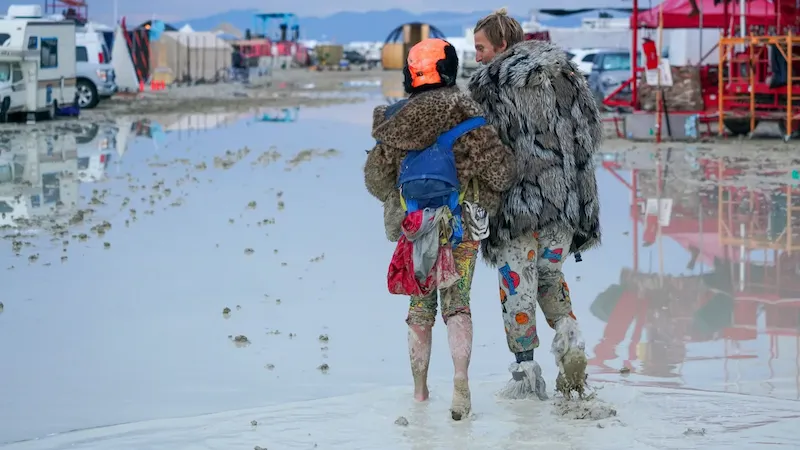 1 vittima confermata mentre le forti piogge intrappolano i partecipanti al Burning Man nel deserto del Nevada