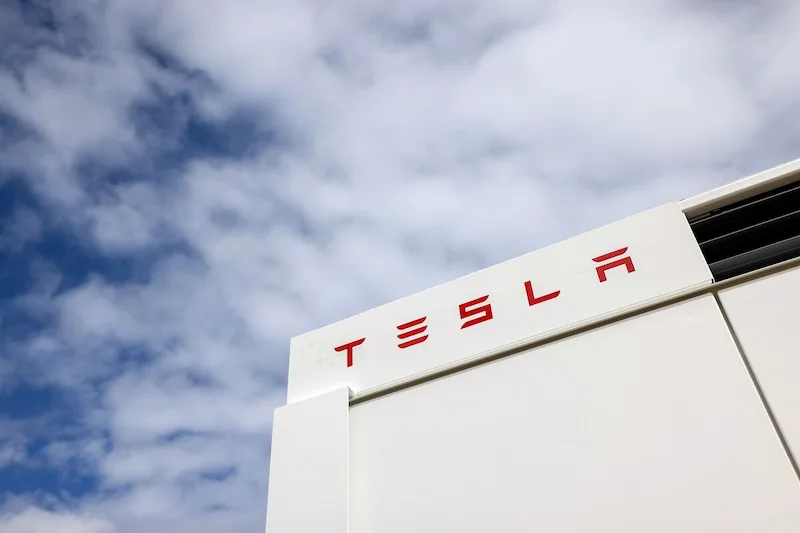 Tesla wzywa Australię do zaoferowania zachęt podatkowych na rzecz inwestycji w łańcuch dostaw akumulatorów. 