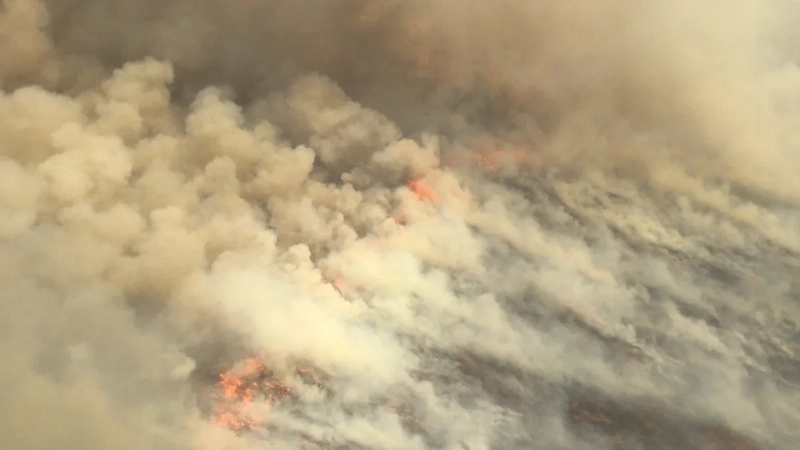 Un enorme incendio devasta l’Australia centrale nelle vicinanze di una rinomata destinazione turistica