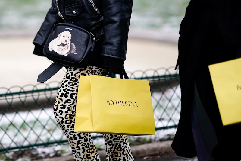 Il rivenditore di lusso Mytheresa si rivolge a clienti facoltosi e la strategia ha successo