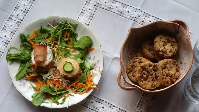 Study reveals that 25% of individuals who maintain a healthy diet succumb to unhealthy snacks.