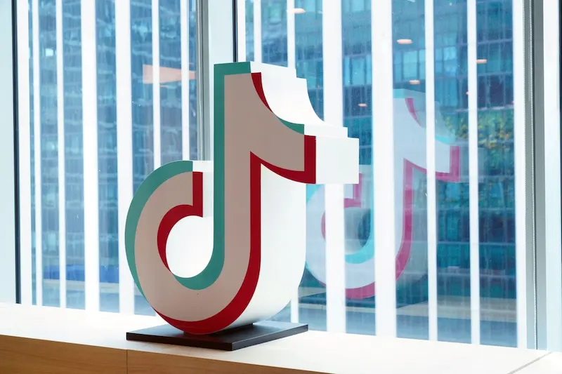 TikTok è pronto a scatenare enormi sconti per le vacanze, innescando un'intensa battaglia sui prezzi con Amazon. 