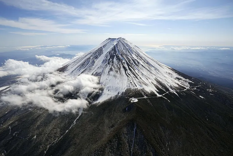 La difficile situazione del Monte Fuji: intrappolato dalle conseguenze del turismo eccessivo