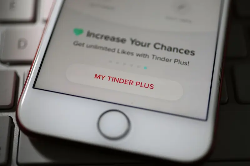 Tinder introduce un abbonamento mensile esclusivo da $ 500 per i suoi utenti migliori