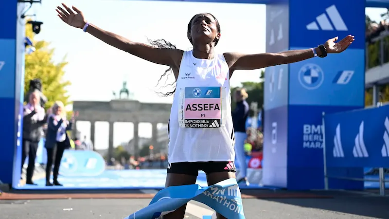 Tigist Assefa batte il record mondiale della maratona femminile a Berlino mentre Eliud Kipchoge crea un momento storico