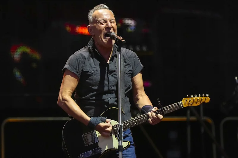 L'attesissimo tour del 2023 di Bruce Springsteen e della E Street Band è stato riprogrammato per i fan nel 2024