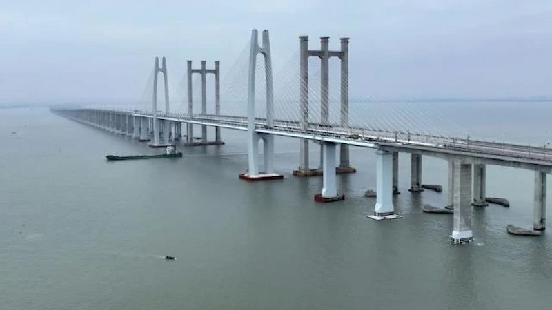 La Cina presenta il suo primo treno ad alta velocità sull’acqua. 