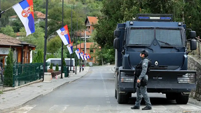 Die Spannungen eskalieren, als sich serbische Truppen an der Grenze zum Kosovo sammeln, was in den USA Besorgnis hervorruft