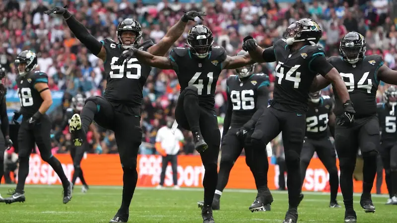 I Jacksonville Jaguars trionfano sugli Atlanta Falcons a Londra durante la loro decima partita per il calcio d'inizio del 2023 della NFL International Series. 