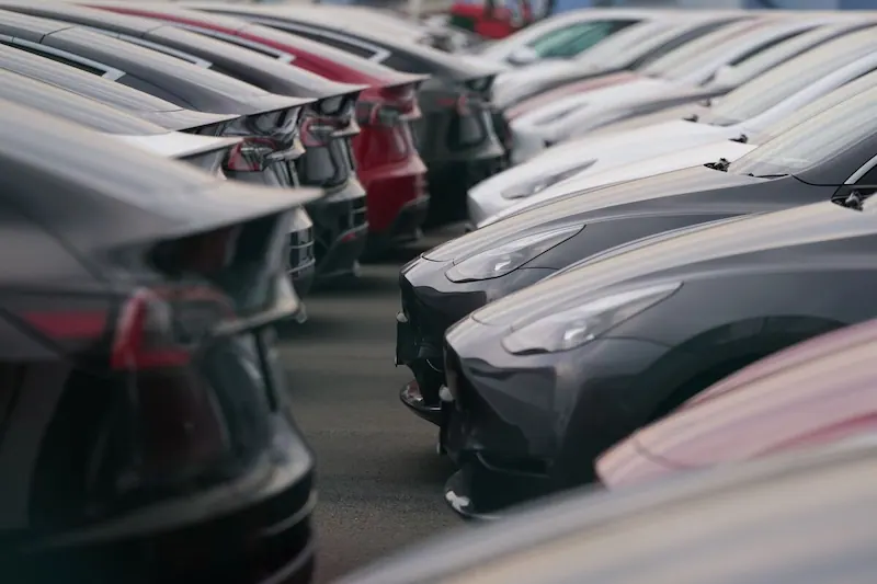 การส่งมอบของ Tesla ลดลงเนื่องจากความล่าช้าในการผลิตจากการปิดโรงงา
