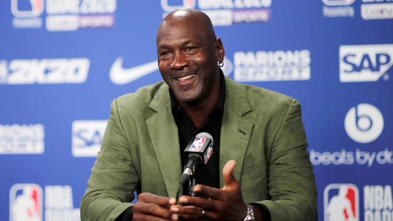 Michael Jordan diventa la prima star dello sport a entrare nella lista dei 400 individui più ricchi d'America stilata da Forbes. 