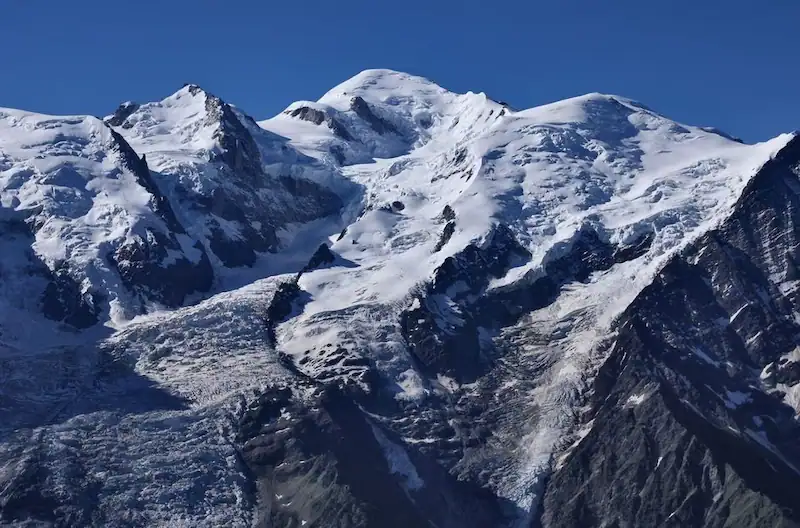 Il Monte Bianco subisce un restringimento significativo, perdendo oltre 2 metri in soli 2 anni, secondo i ricercatori statali. 