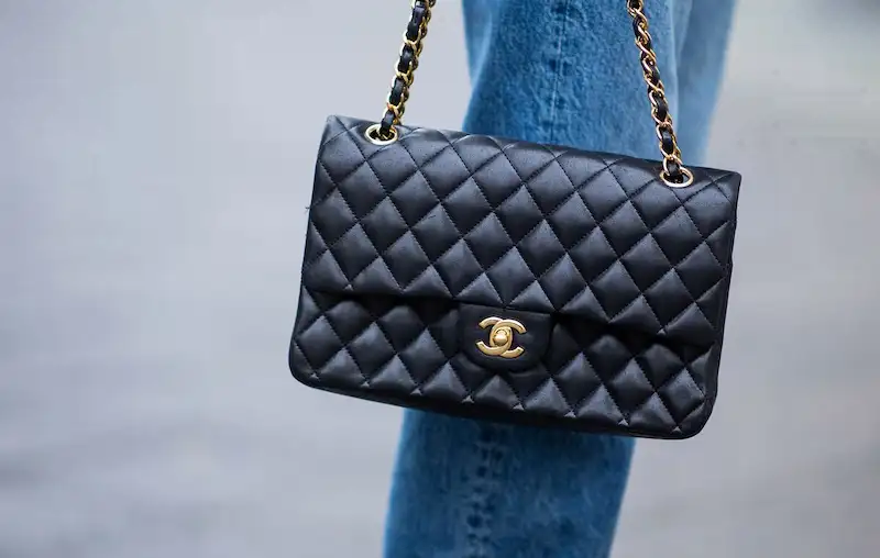 Chanel ขึ้นราคาในจีนท่ามกลางความกังวลด้านอุปสงค์สินค้าหรูหราที่เพิ่มขึ้