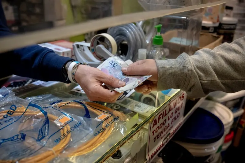 Pânico por causa da moeda prejudica vendas de papel higiênico e peças automotivas na Argentina
