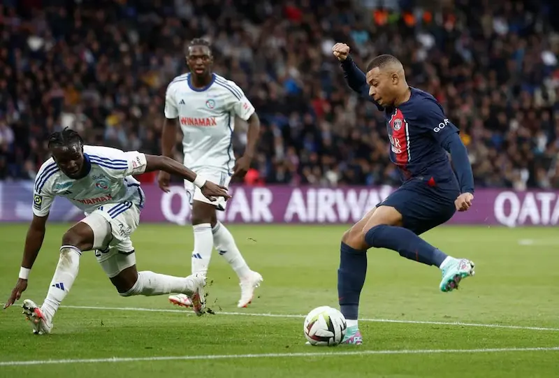 La prestazione dominante di Mbappe assicura la vittoria del PSG sullo Strasburgo con un sensazionale risultato di 3-0. 