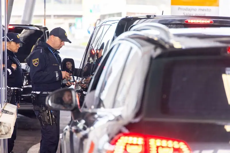 La Slovenia invia la polizia per monitorare i confini con Croazia e Ungheria
