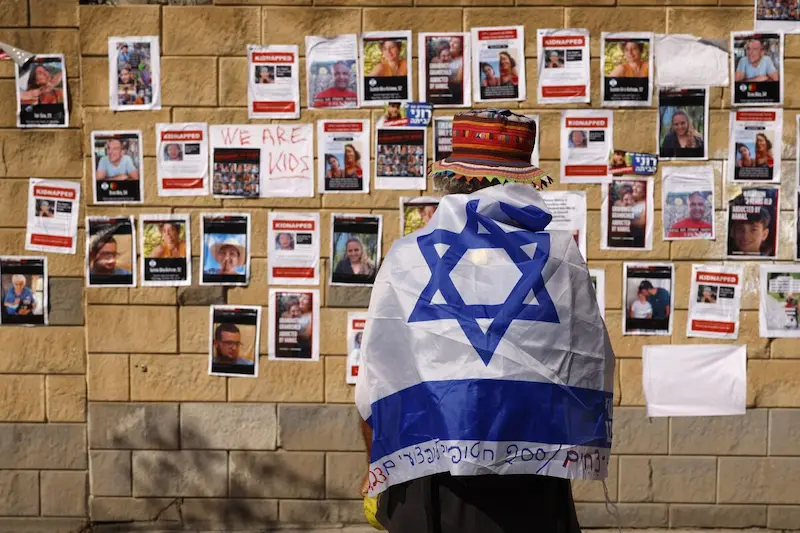 L'offensiva di terra israeliana è temporaneamente bloccata a causa della situazione degli ostaggi, ma alla fine si verifica. 