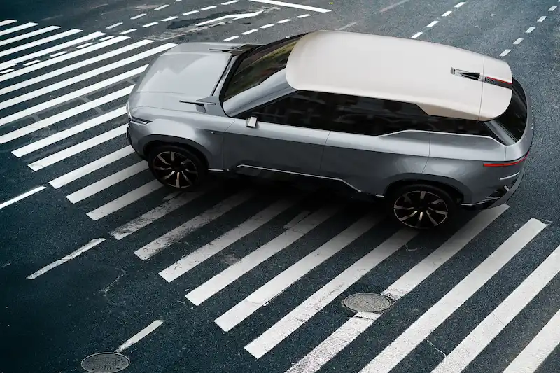 Le case automobilistiche giapponesi presentano ambiziosi piani per veicoli elettrici in una spettacolare mostra