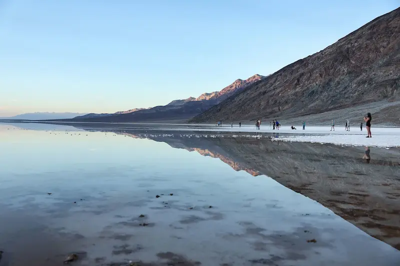 Dopo l'uragano Hilary, le terre aride del Nord America fioriscono di laghi scintillanti e fiori vibranti. 
