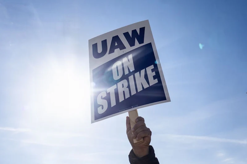 Ford e Union raggiungono un accordo provvisorio per porre fine allo sciopero con un aumento salariale del 25%