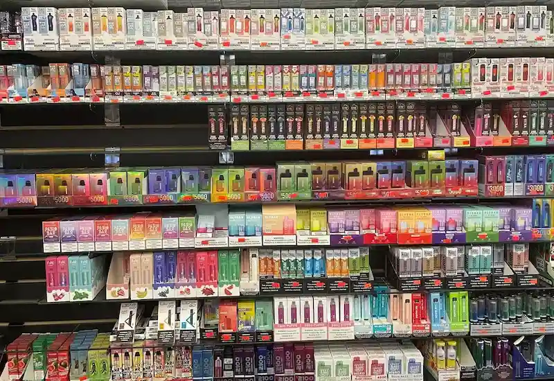 Badania pokazują, że spadek użycia e-papierosów wśród uczniów szkół średnich w USA w 2023 r