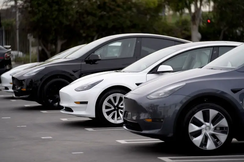 Gigantes automobilísticos, incluindo Tesla, GM e Ford, estão revendo estratégias de investimento à medida que a demanda por veículos elétricos diminui