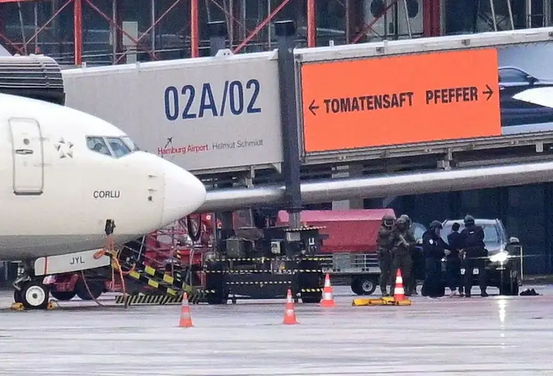 Die Pattsituation am Hamburger Flughafen endet mit der Festnahme des Verdächtigen, teilte die Polizei mit